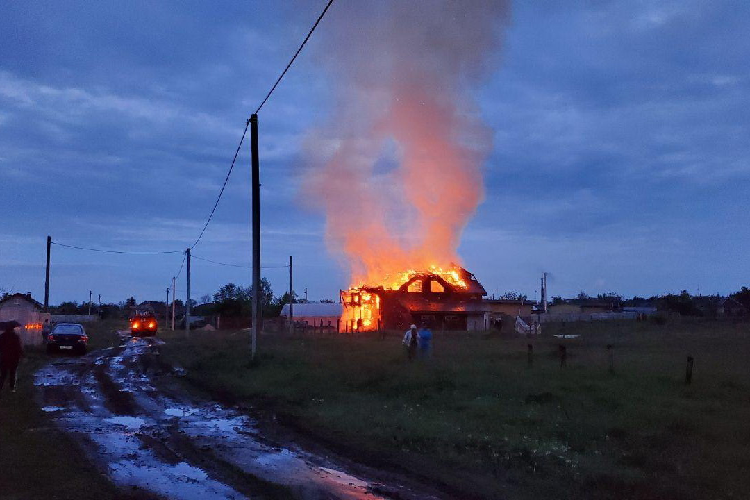 Под Харьковом сгорел большой частный дом (фото)