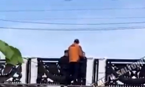 У Южного вокзала мужчина пытался прыгнуть с опасной высоты на рельсы