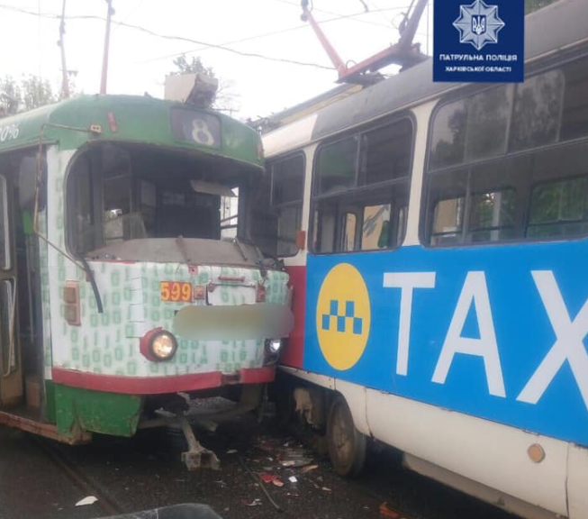 Лобовое столкновение трамваев: есть пострадавшие (фото)