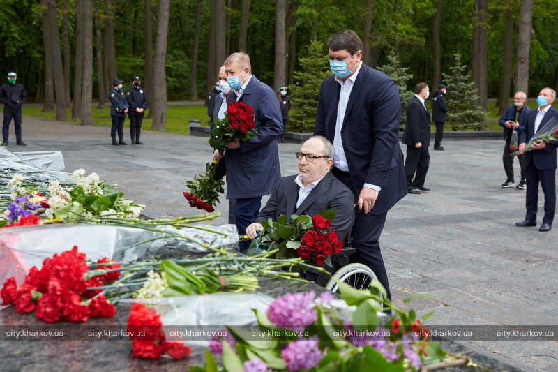 Кернес и Чернов возложили цветы на Мемориале
