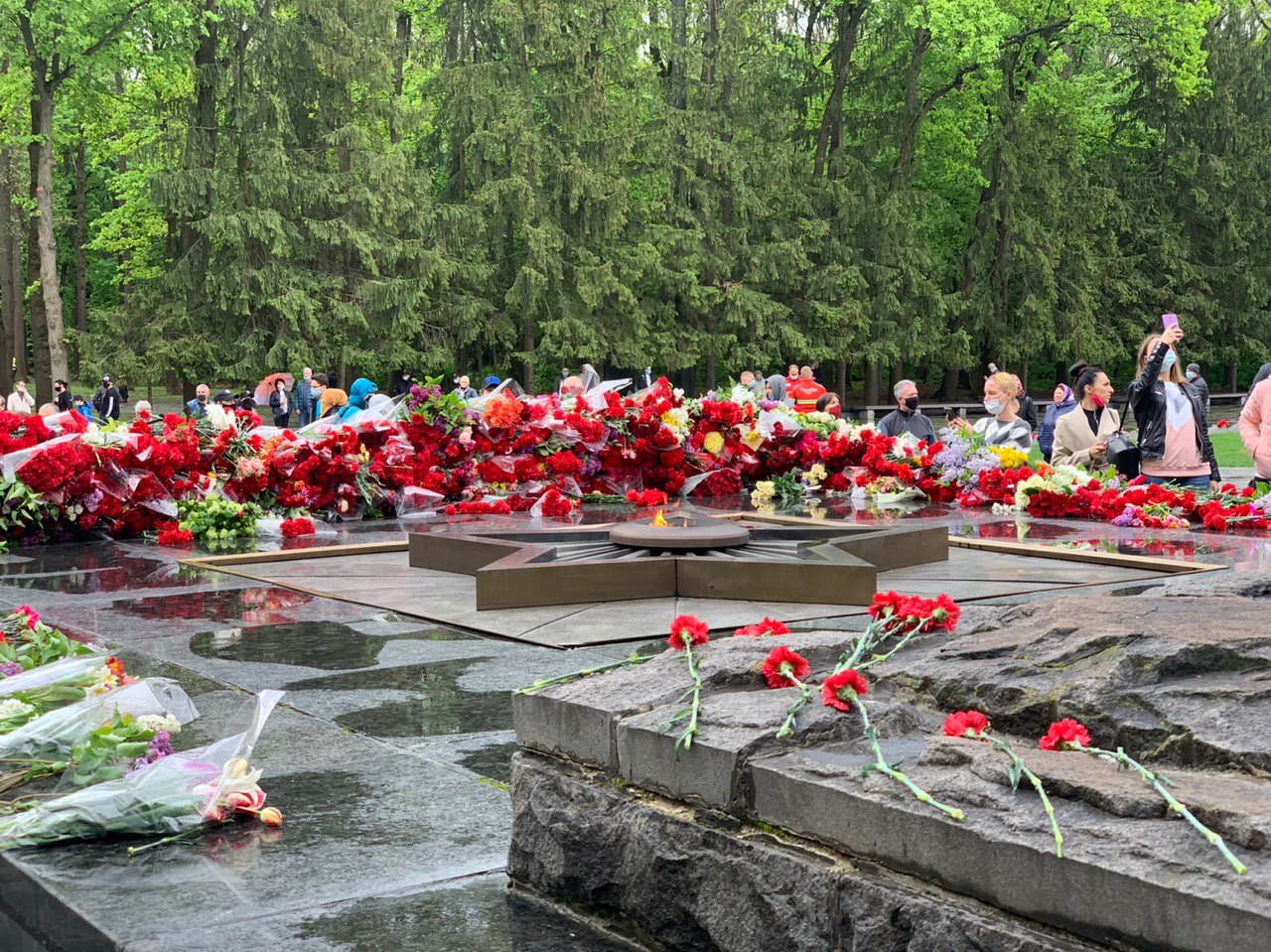 День Победы: харьковчане несут цветы на Мемориал и Высоту Конева (фото)