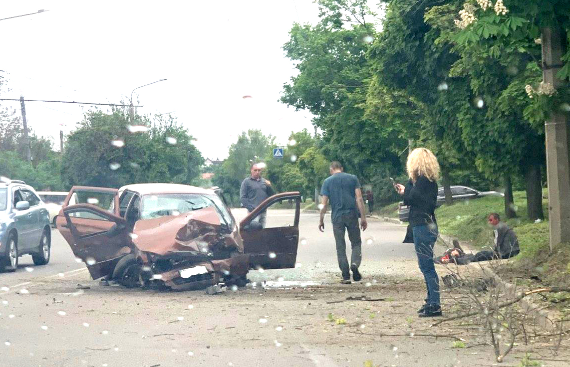 На Холодной горе в ДТП раскурочило легковушку