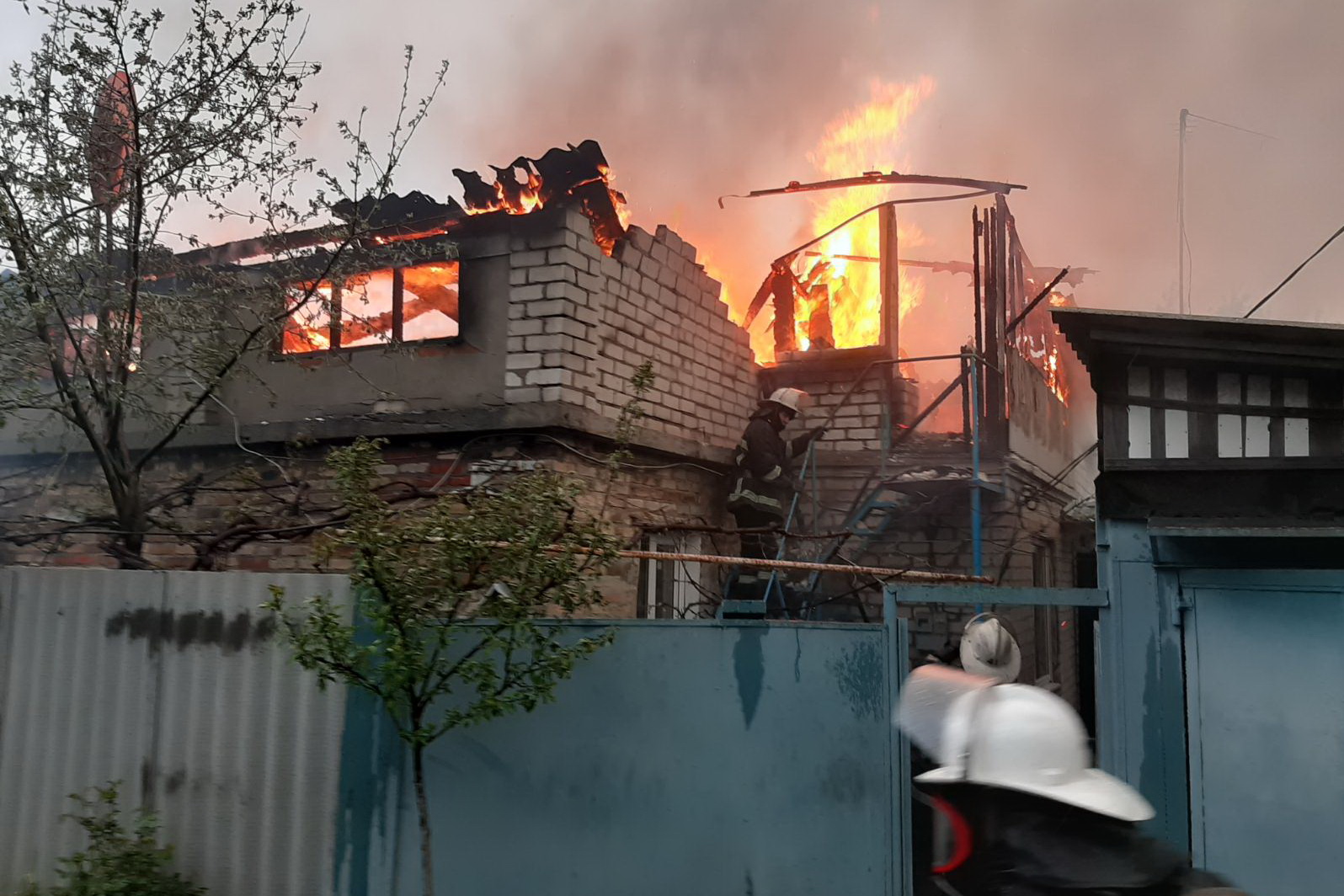 В Харькове сгорел частный дом: людей вытаскивали через окна