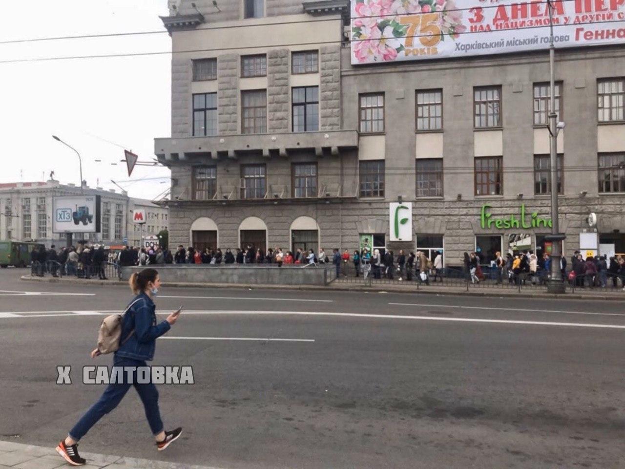 Ослабление карантина: в Харькове - очереди на остановках
