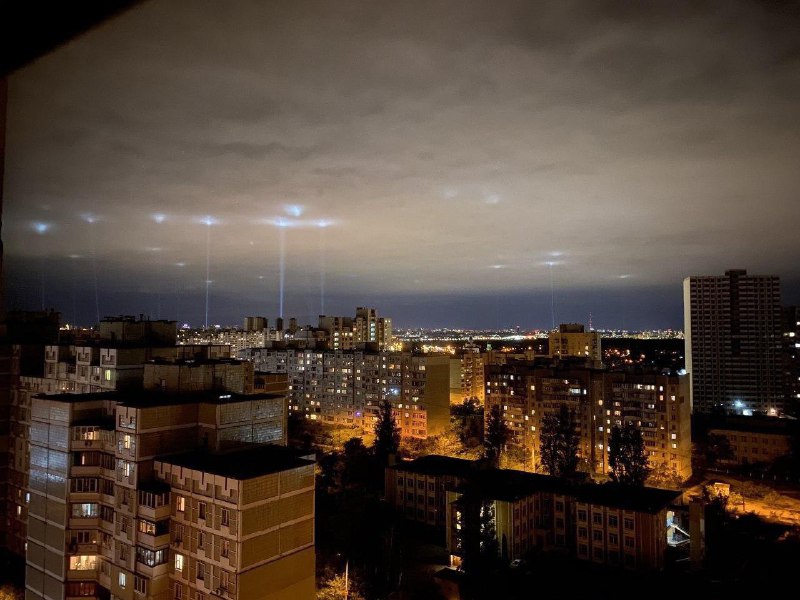 Прожекторы осветили небо над Харьковом (фото, видео)