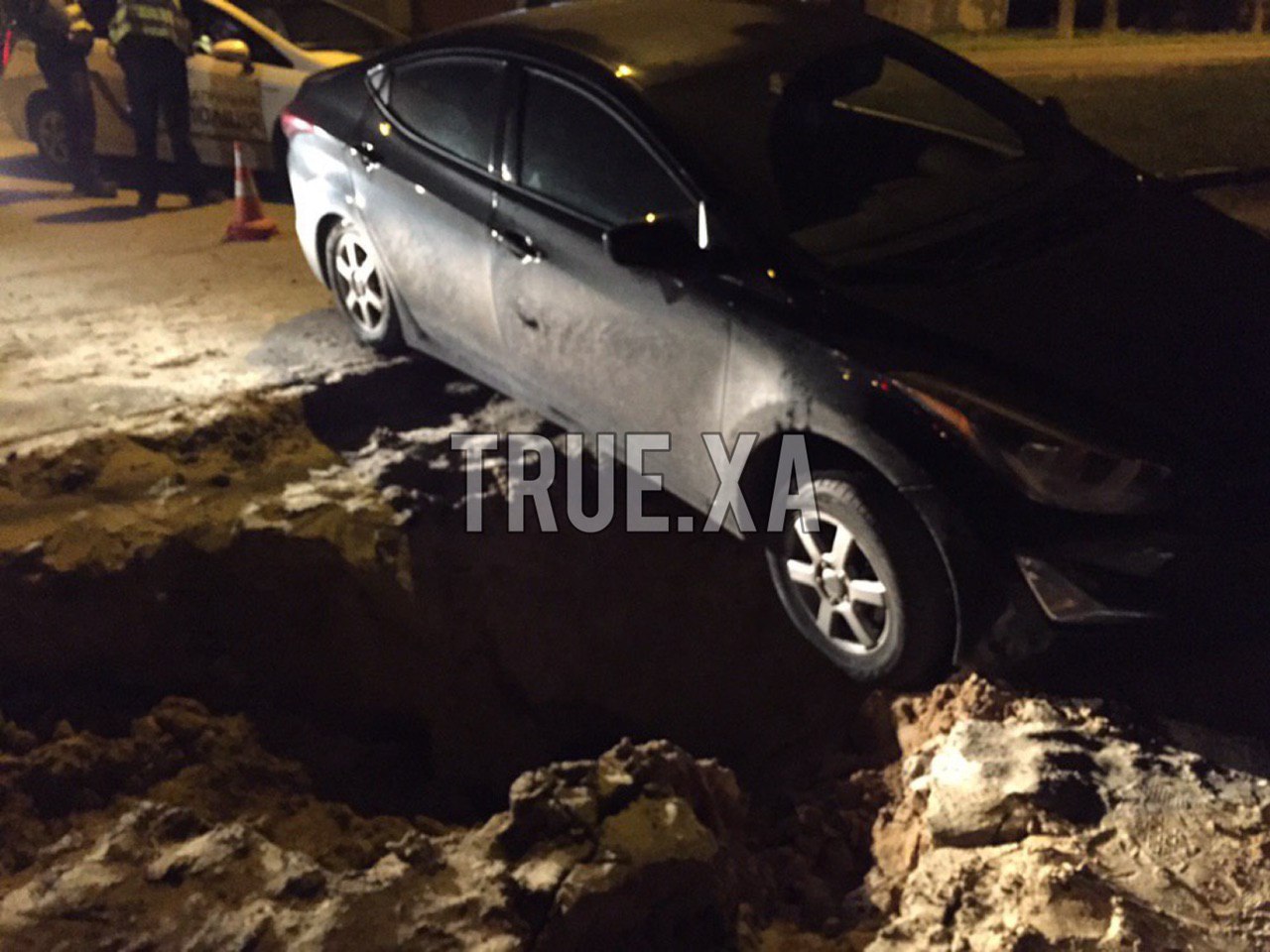 В Харькове машина провалилась в яму (фото)