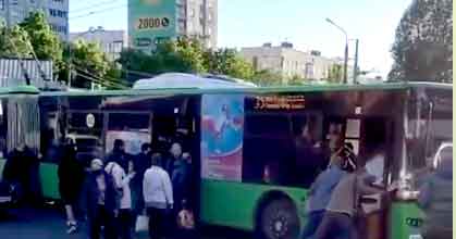 На Салтовке пассажиры толкали троллейбус (видео)