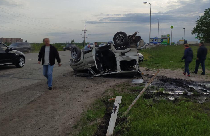 Авария с фурой на окружной: машина перевернулась на крышу (фото)