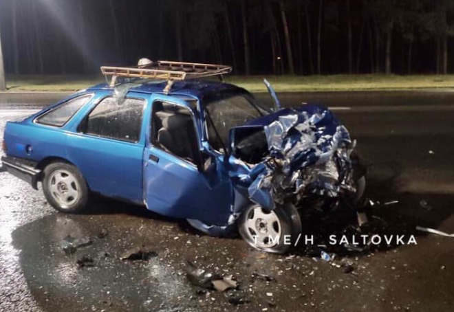 Авария на Салтовке: машина от удара разнесла витрину автосалона (фото)