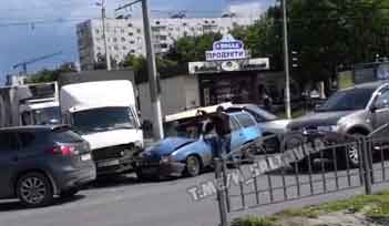 На Салтовке столкнулись машины (видео)
