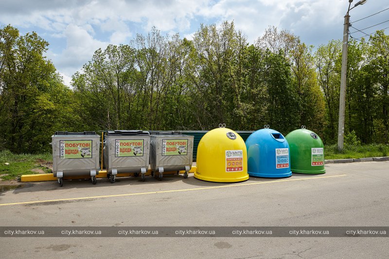 В Харькове устанавливают контейнеры для раздельного сбора мусора