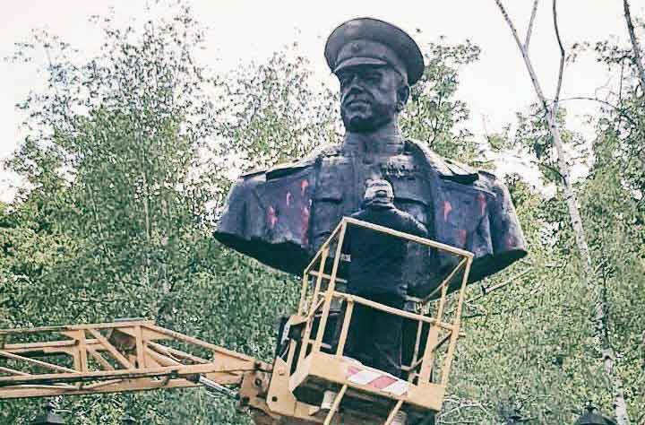 В Харькове облили краской памятник Жукову (фото)