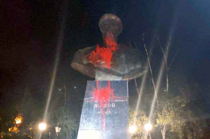 Повреждение памятника Жукову: полиция начала расследование (фото)
