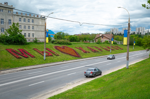 В Харькове появилась огромная клумба (фото)