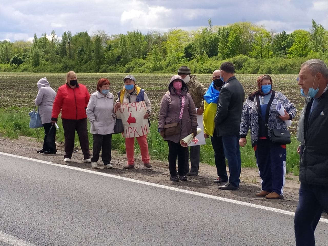 Под Харьковом люди вышли на протест (фото, видео)