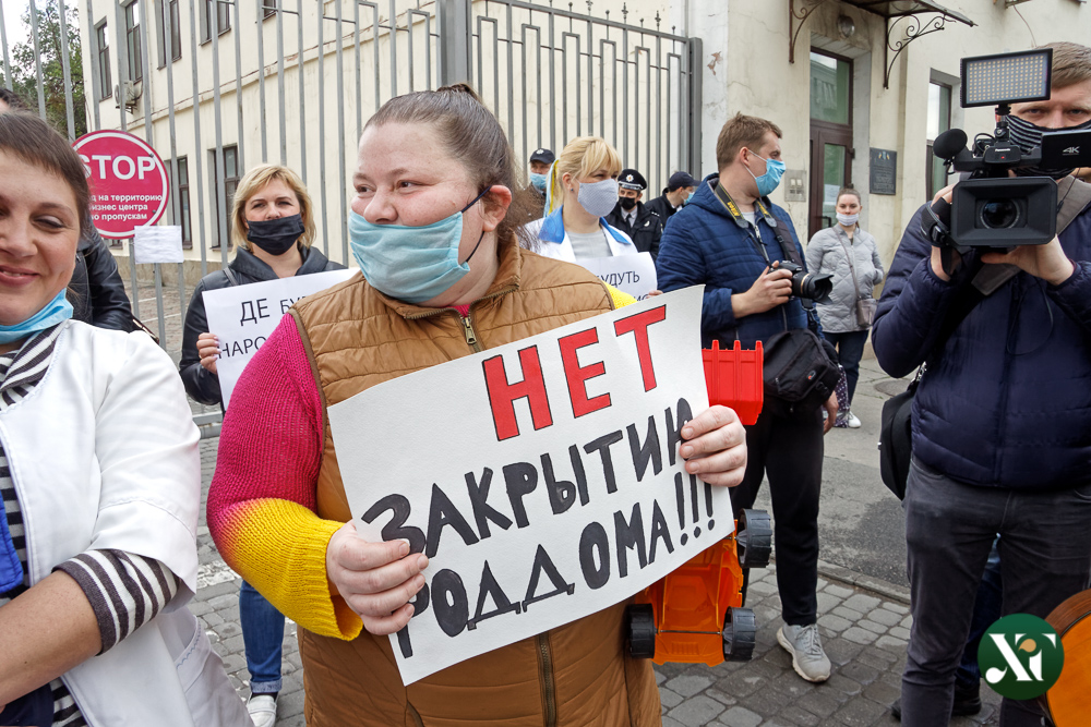 В Харькове на протест вышли работники родильного дома (фото)