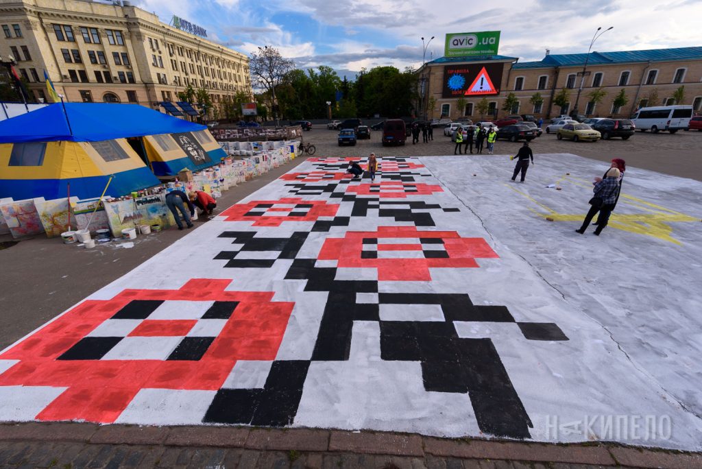 На площади нарисовали гигантскую вышиванку (фото)