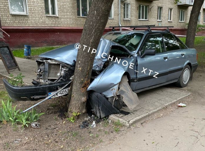 На ХТЗ пьяный водитель влетел в дерево (фото)
