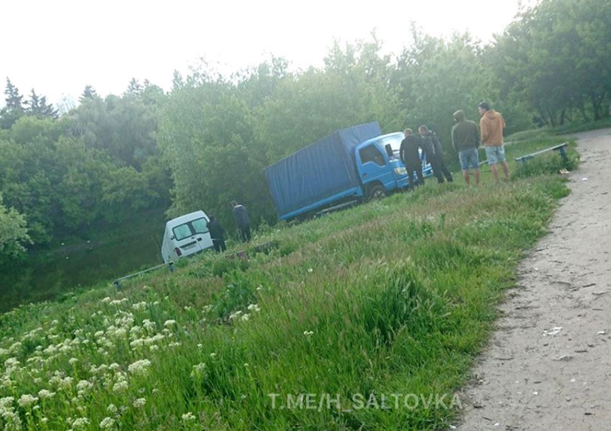 На Салтовке микроавтобус скатился в речку