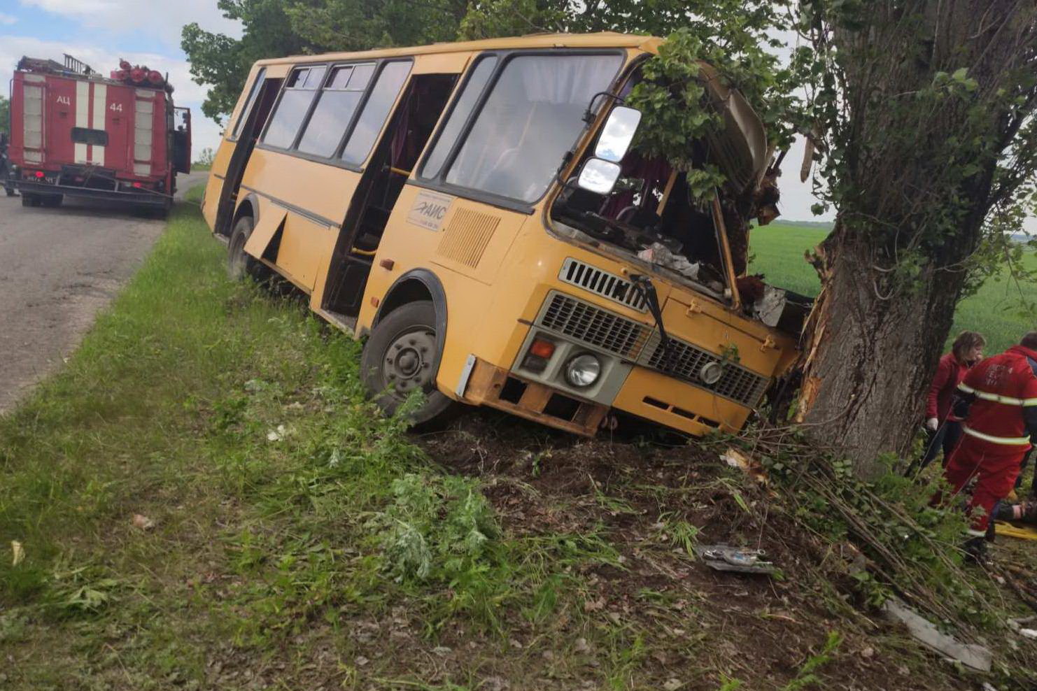 Под Харьковом рейсовый автобус вылетел в кювет (фото)