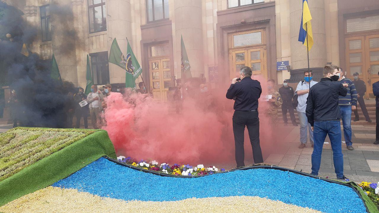 На площади Свободы прошел митинг с поджиганием файеров