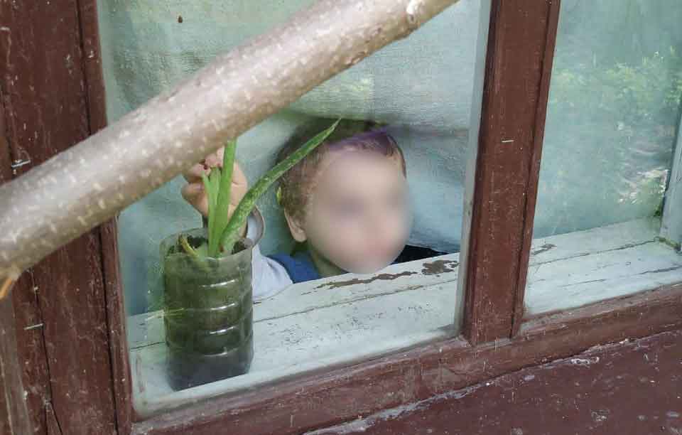 В Змиеве в закрытом доме обнаружили двухлетнего ребенка