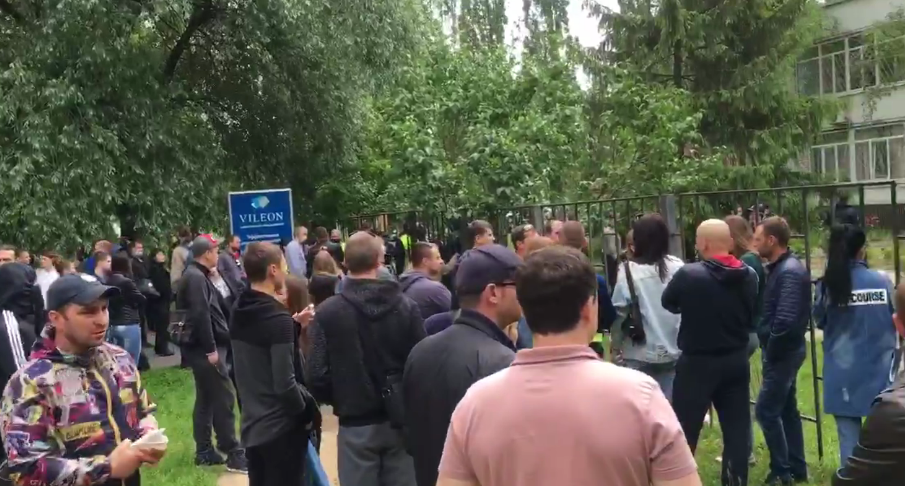 У суда в Харькове собрались активисты