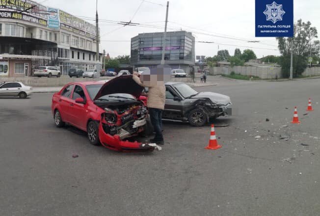 Авария на Салтовке: оба водителя - в больнице (фото)