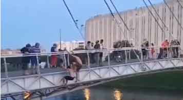 В центре Харькова двое мужчин прыгнули с моста в реку (видео)