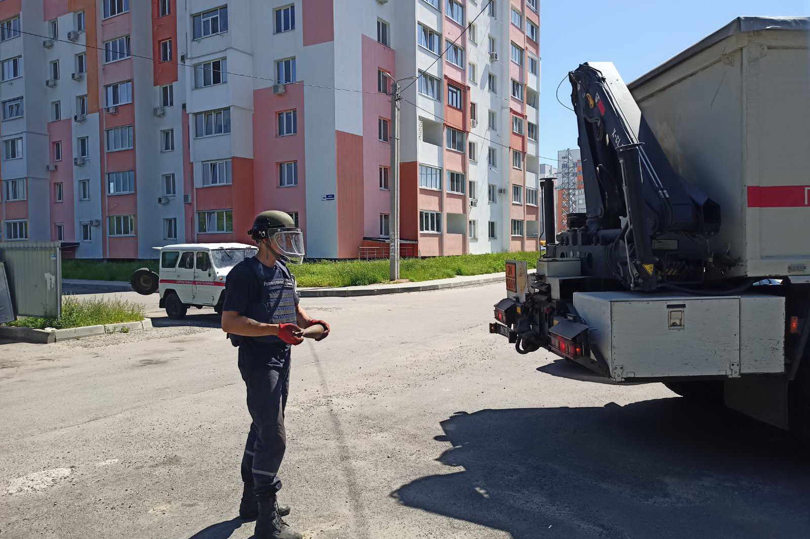 В Харькове возле многоэтажки нашли мину