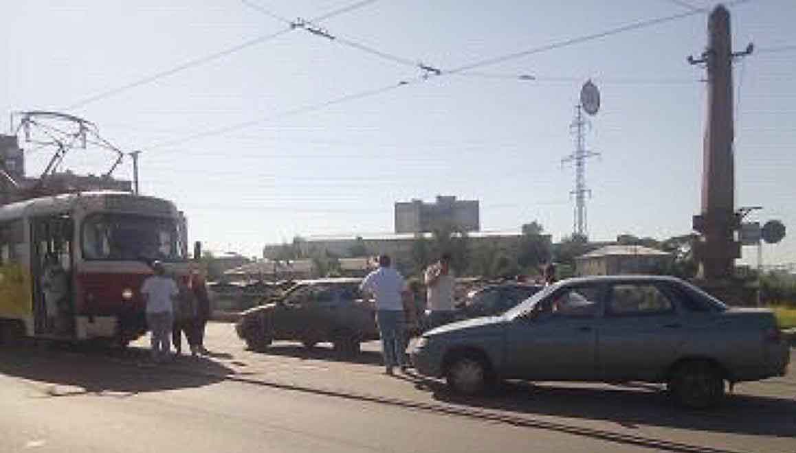 На Леваде произошла авария, трамваи стоят (фото) 