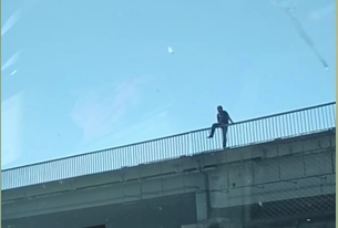 На Алексеевке на мосту замечен самоубийца (видео)