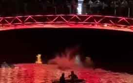 В центре Харькова люди массово прыгали с моста в реку (видео)