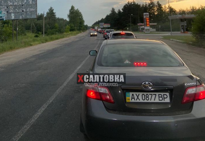 На въезде в Харьков - многокилометровая пробка (фото)