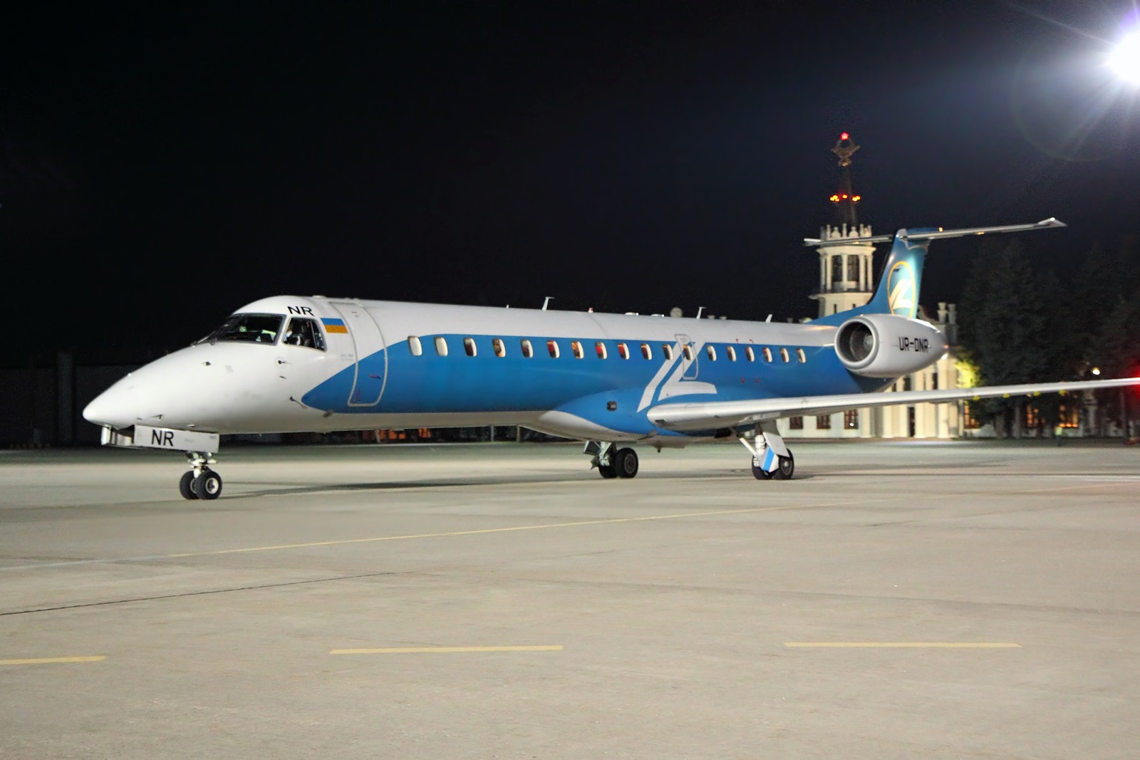 В Харьков прилетел первый после карантина самолет (фото)