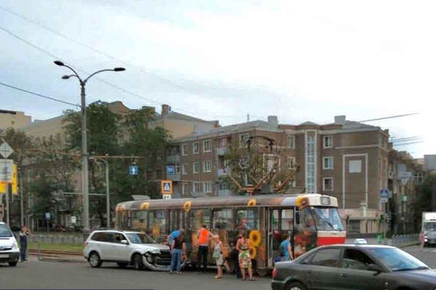 На Московском проспекте трамвай попал в ДТП