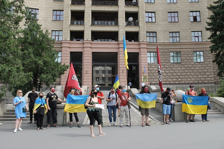 В Харькове пикетируют суд (фото)