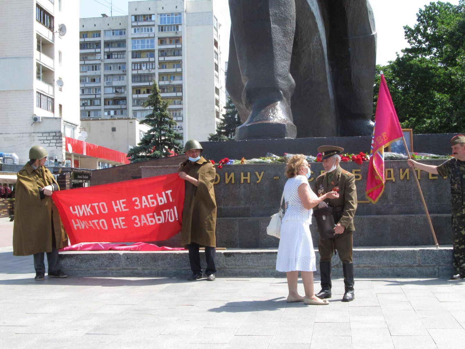 Харьковчане вышли на митинг к Воину-освободителю (фото)
