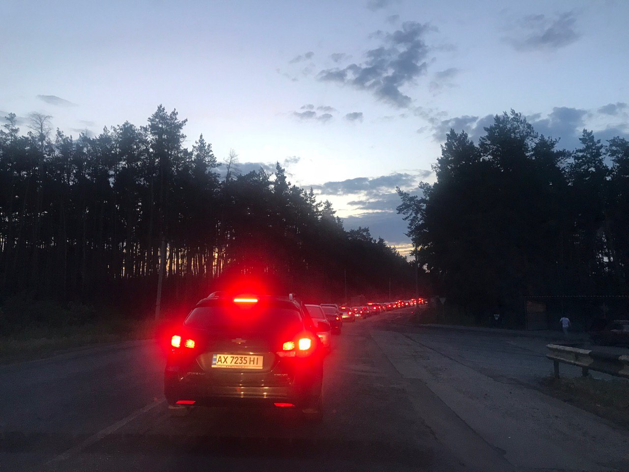 На въезде в Харьков - многокилометровая пробка (фото)
