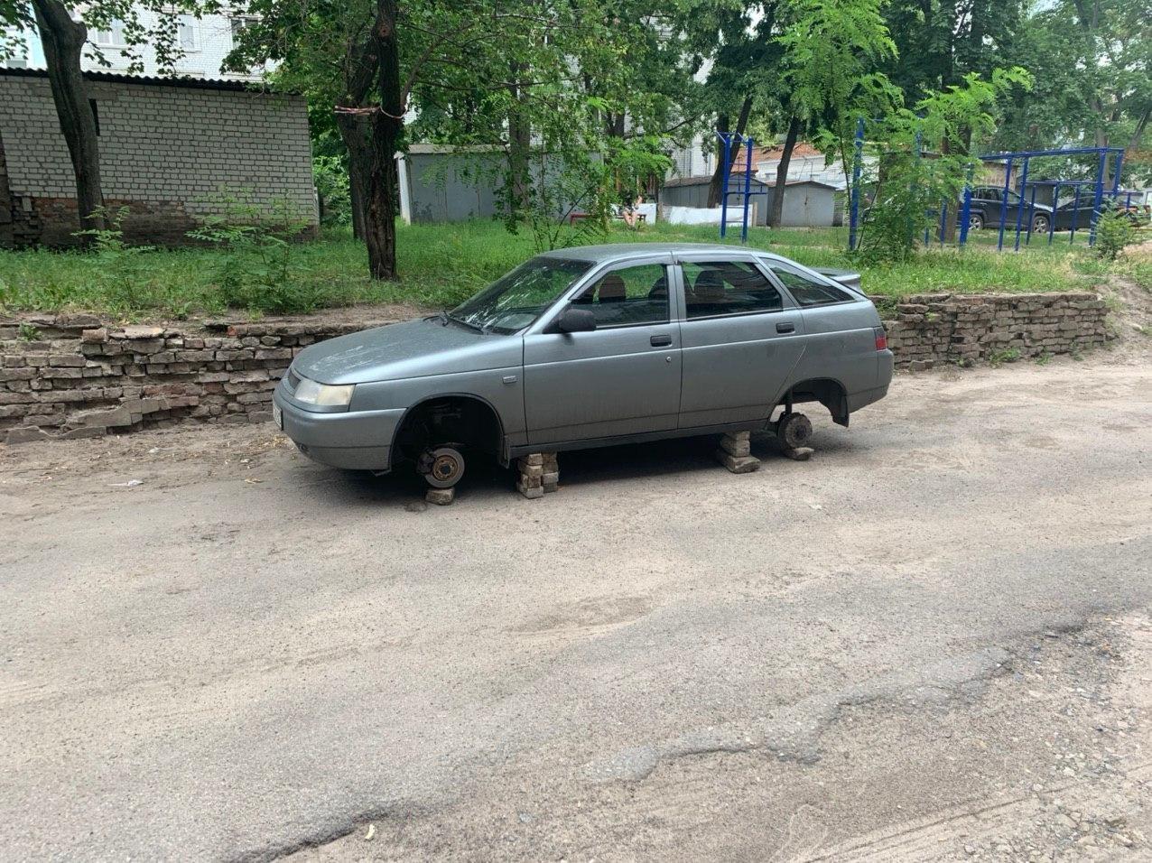 В центре с машины сняли колеса (фото)