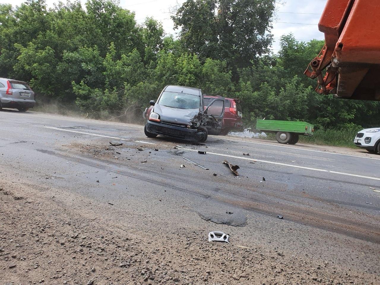 На окружной - серьезное ДТП с грузовиком (фото, видео)