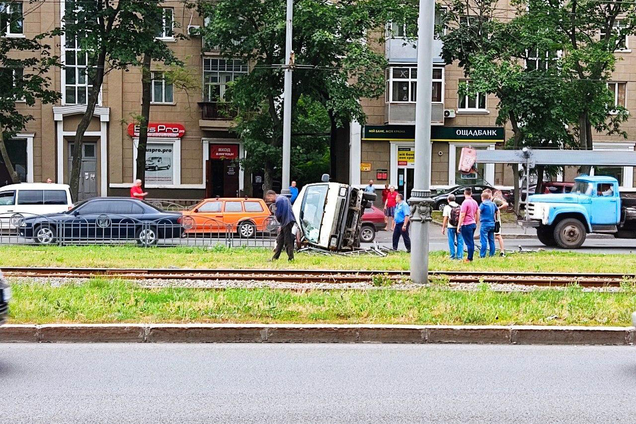 На Московском проспекте перевернулся микроавтобус (фото, видео)