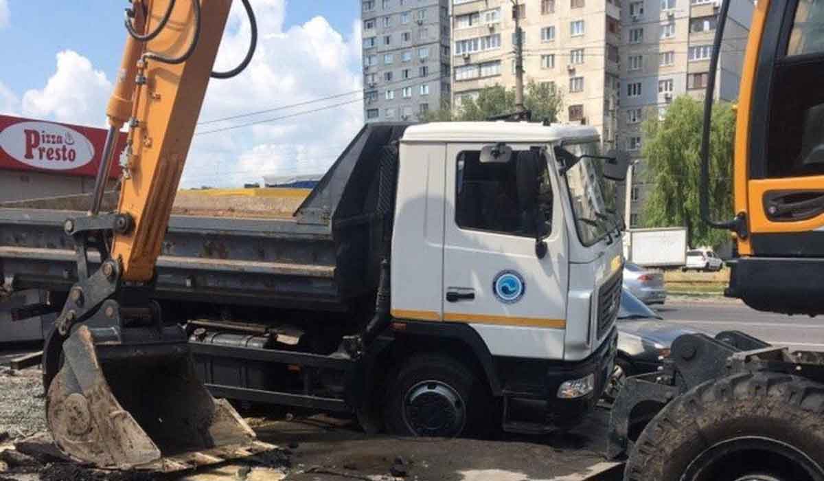 На Салтовке грузовик провалился в асфальт