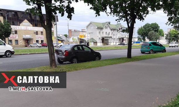 В Харькове машина влетела в припаркованное авто (фото)