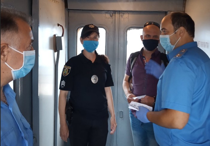 Пассажиры без масок: под Харьковом задержали электричку