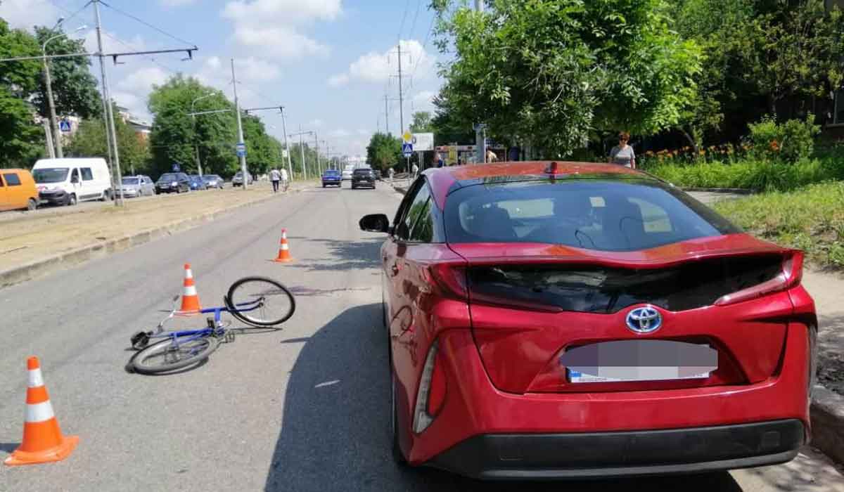 В Харькове погиб пьяный велосипедист, врезавшись в дверь Toyota (фото)