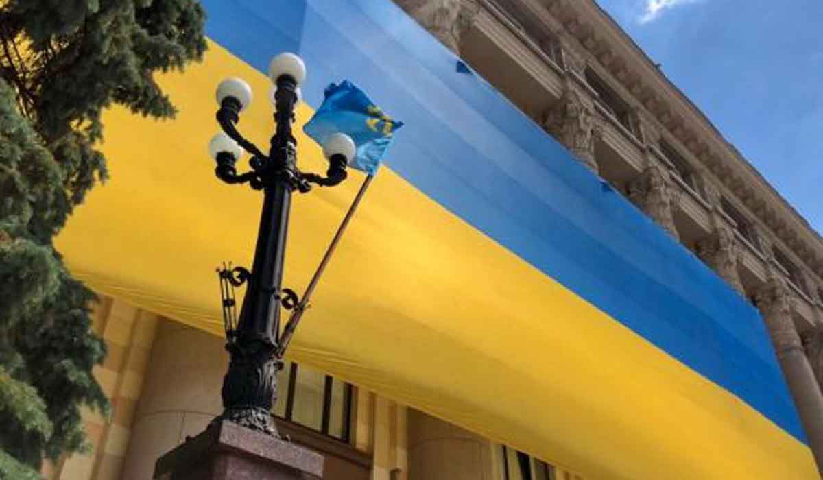 В центре Харькова вывесили огромный флаг (фото)