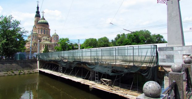 По Купеческому мосту до сентября закрывают движение транспорта