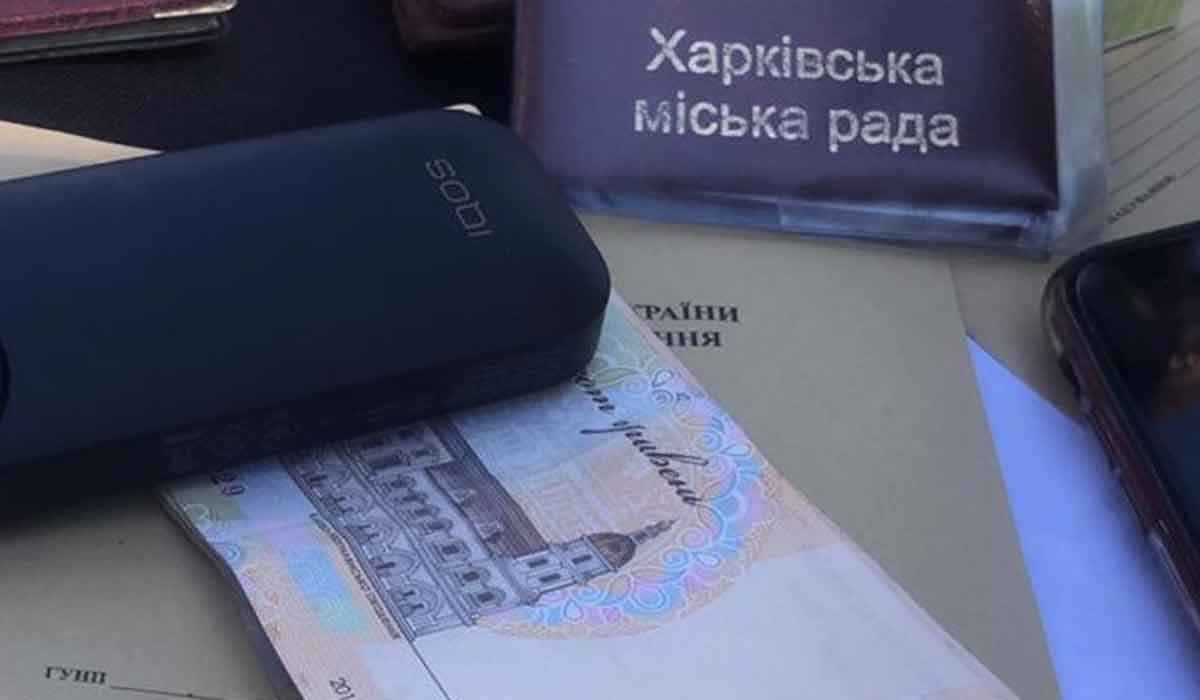 Взятка за размещение детской площадки: чиновнику объявили подозрение