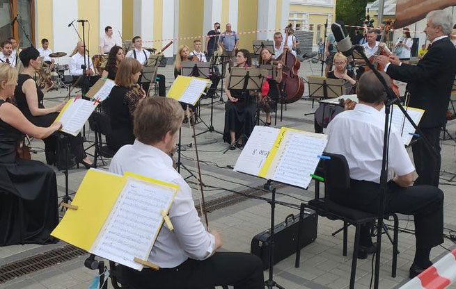 В центре Харькова сыграл оркестр (фото, видео)
